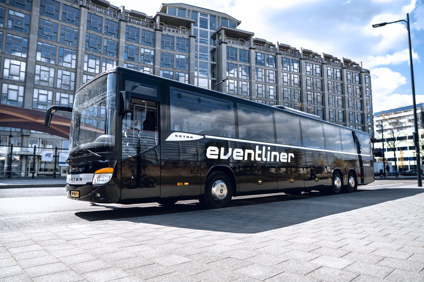 Luxe touringcar huren in Den Haag